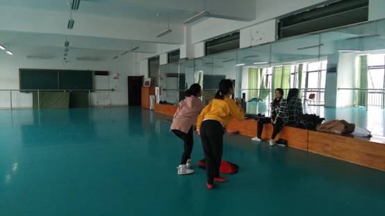 E:\城市学院\技能竞技部\图片资料\2017年3月走访调研\艺术学院独舞竞赛指导.jpg