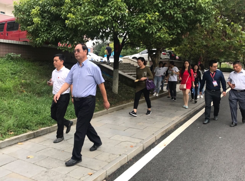 蒙院长巡视花溪校区校园
